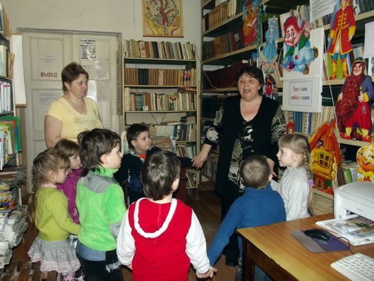 Дети из старшей группы в библиотеке школы